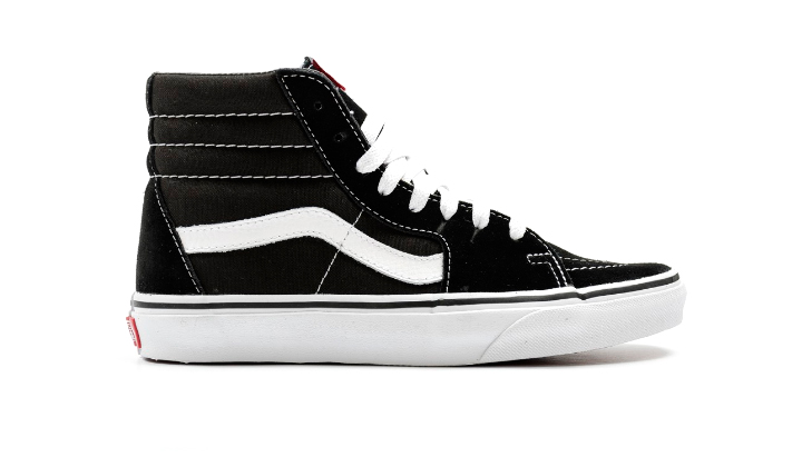 20-Sneakers-Rebajadas-para-comprarte-ya-Vans-Sk8-Hi-black-white