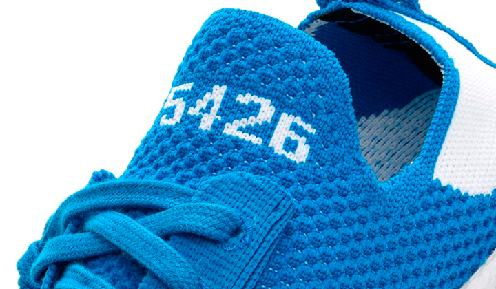 Adidas-viste-sus-slip-on-primeknit-superstar-en-shock-blue-detalle