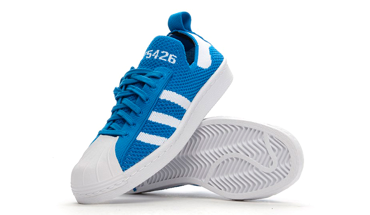 Adidas-viste-sus-slip-on-primeknit-superstar-en-shock-blue-par