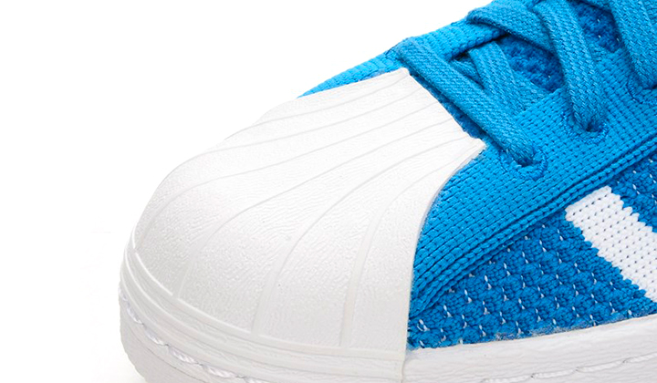 Adidas-viste-sus-slip-on-primeknit-superstar-en-shock-blue-punta