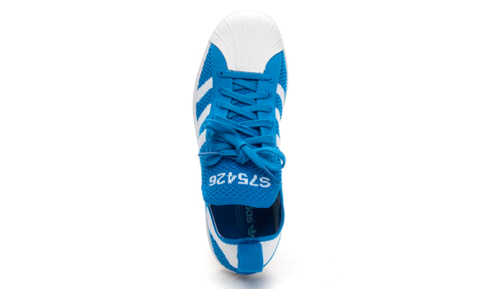 Adidas-viste-sus-slip-on-primeknit-superstar-en-shock-blue-vista
