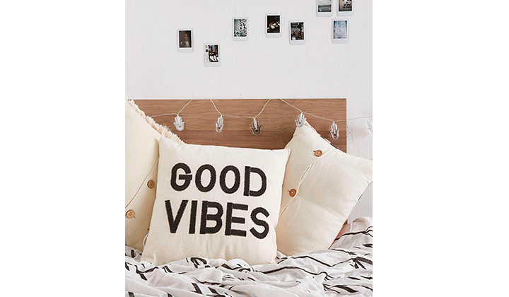 Urban-outfitters-home-rebajas-cojin-good-vibes-backseries