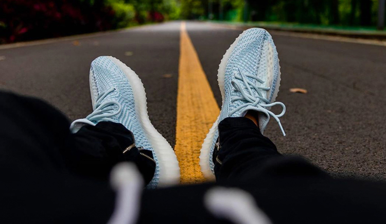 Vicio Serrado Búsqueda Fotos de las nuevas adidas Yeezy Boost 350 v2 Cloud White On Feet -  Backseries