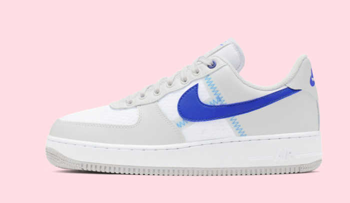 Las Nike Air Force 1 Racer Blue vienen deconstruidas y con costuras vistas.