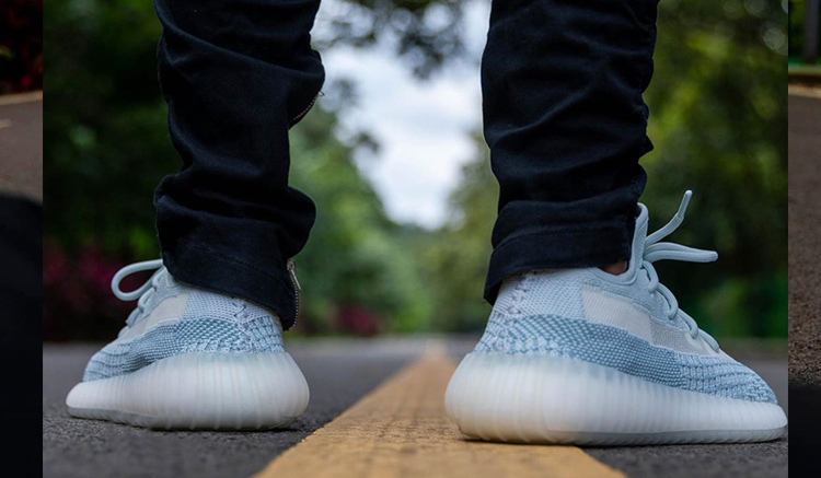 Fotos de las adidas Yeezy Boost v2 Cloud White On Feet - Backseries